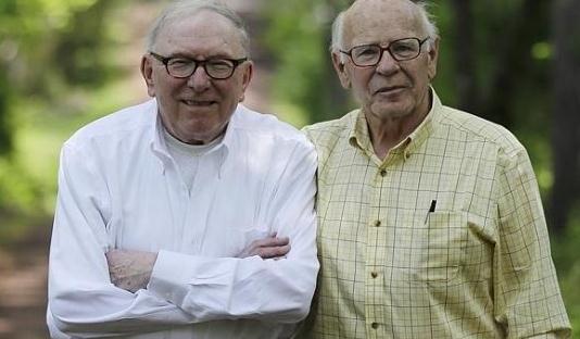 奇葩:美国一对养父和养子结婚了!