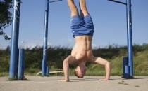 倒立的好处 想要健康先学会倒立