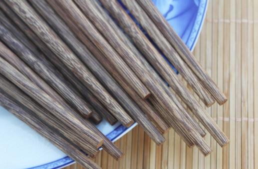 霉变筷子会诱发肝癌 怎么鉴别过期筷子