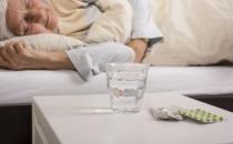 老人预防脑中风 夜间也要来杯水