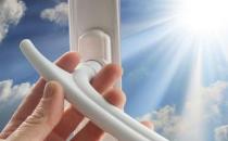 老人冬天隔着玻璃晒太阳能补钙吗