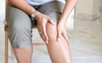 老人靠墙蹲 护膝盖