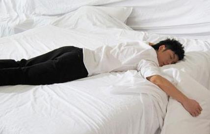 三种睡姿影响男人性功能