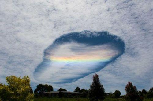 上帝之脚？澳大利亚惊现罕见巨型雨幡洞云