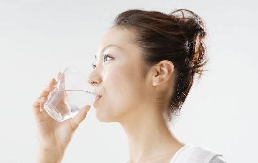 不喝水可以减肥吗？喝水的方式很重要