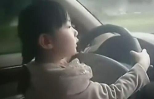 5岁女孩开车上路？孩子出行安全提示