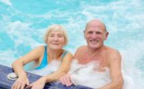 老人预防心脑血管疾病~去游泳吧