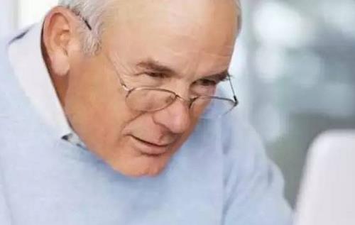 老人年纪大分不清黄绿吗