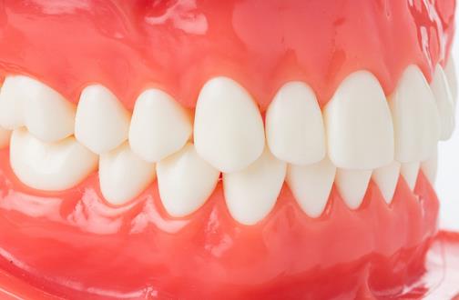 哪种材料的假牙适宜老人用?