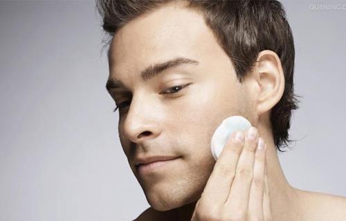 脂肪过多让肌肤干燥 男人护肤的要点