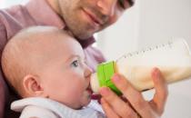 宝宝人工喂养常见的不当喂养方式