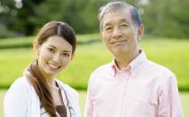 穿衣有讲究 脾胃虚寒老人四季穿背心