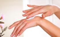 老人冬天热水泡手也能保健养生