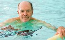中老年人坚持游泳有什么好处