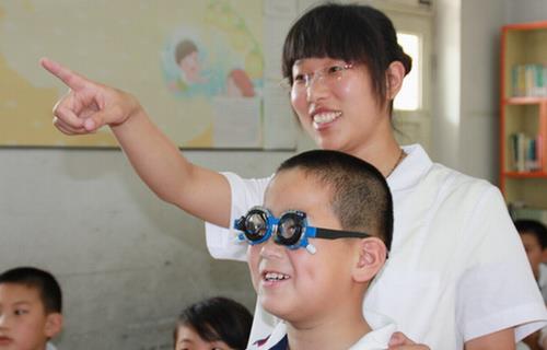 学生视力下降不可盲目配眼镜