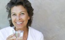 老人夏季多饮水 不宜过快过猛