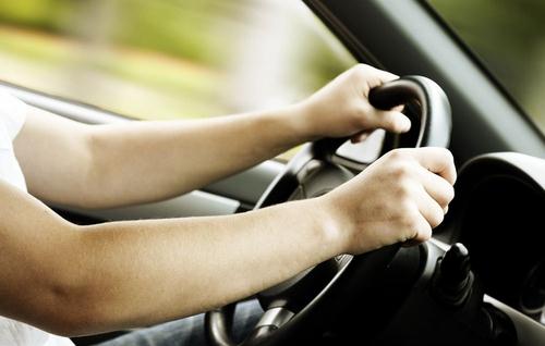 腰背痛困扰“开车族” 简单三招缓解不适