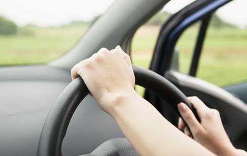 几招教你开车的同时能保护好手