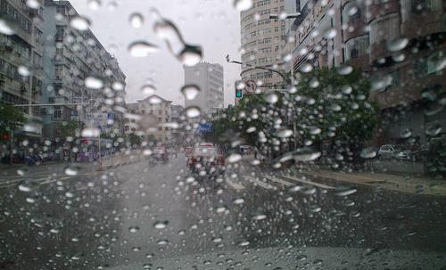 暴雨中开车我们需要注意什么？