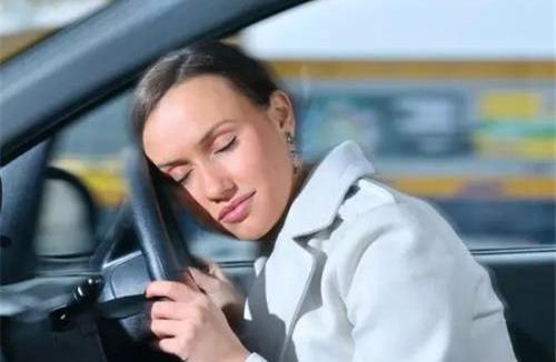 有车族开车小心“驾驶肩”