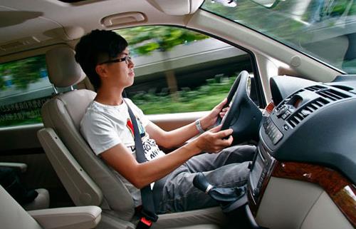 开车容易手臂酸痛 小妙招给你的手臂减减压