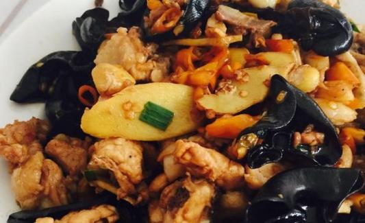 冬季男性一周补肾食谱 首选黑木耳莴笋