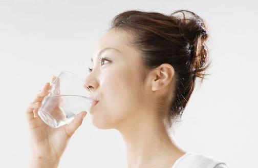 大口喝水可防治便秘 盘点治疗疾病的喝水方式