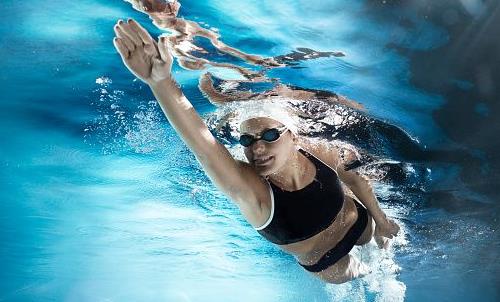 游泳有利于白领缓解颈椎疼痛-360常识网