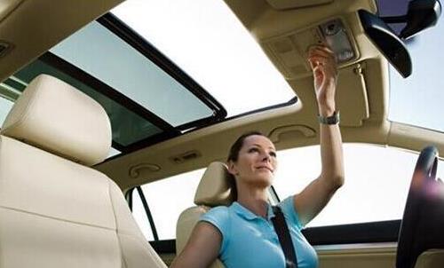 有车族注意！行车时开窗损听力
