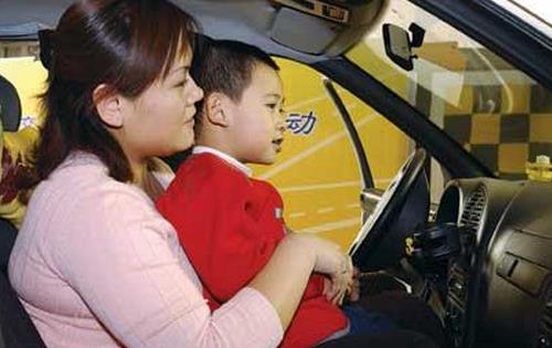 小孩安全出行小贴士：坐副驾驶位方便但不安全