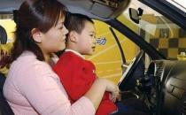 小孩安全出行小贴士：坐副驾驶位方便但不安全