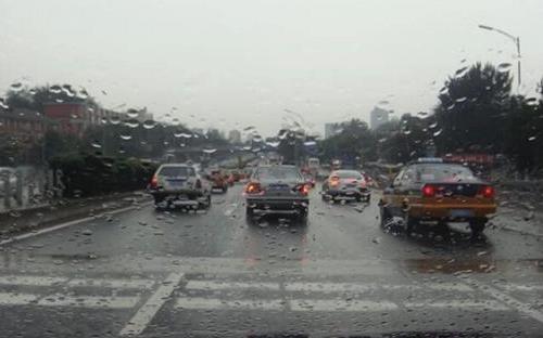 雷阵雨天气 司机开车须注意什么