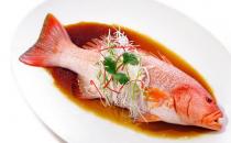 制作清蒸鱼加点葱会熟得更快