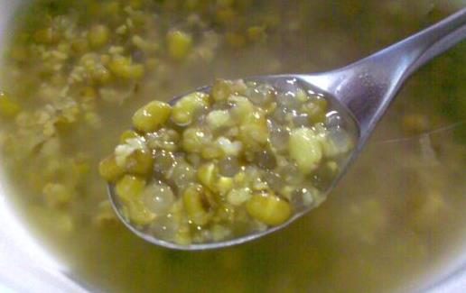 六类人选择绿豆汤解暑要慎重