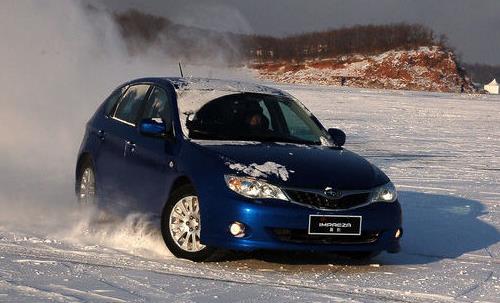 雪地驾驶十窍门 挑大路走 哪滑向哪转