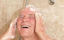 老人洗澡有六忌 不宜空腹洗澡