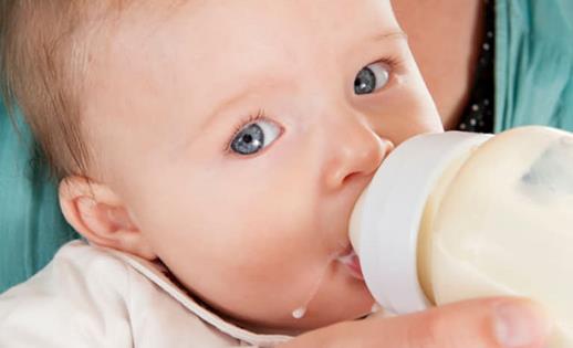 为什么宝宝可以空腹喝牛奶呢？