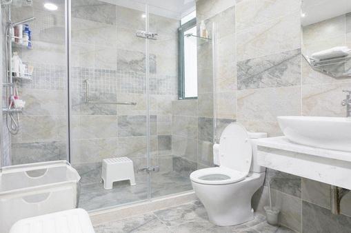 卫生间装修风水:厕所忌冲床冲大门