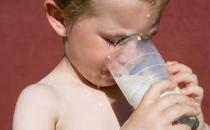 宝宝能否喝鲜奶？解答婴儿奶粉的5个常见疑问