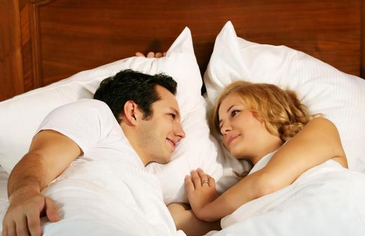 夫妻不同的睡姿表达出怎样的爱