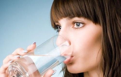 上班族怎么健康喝水 饮水机的千滚水能喝吗？