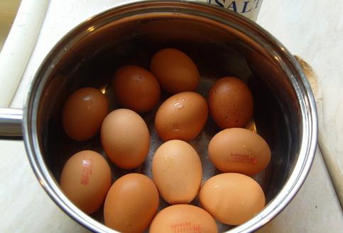 不熟的鸡蛋危害大 煮鸡蛋的6个小技巧