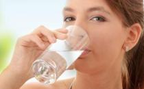多喝水有6大好处 5类人更应多喝