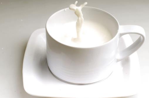 牛奶中不宜再加钙 这10种食物不能和牛奶一起吃