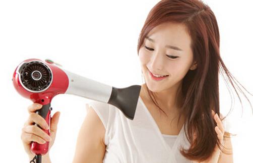 巧用吹风机 保护头发