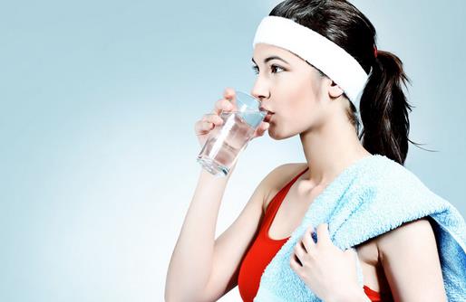 女人这样喝水更健康