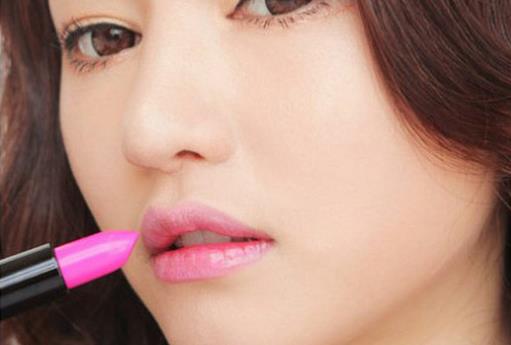 涂抹口红技巧 让双唇性感迷人