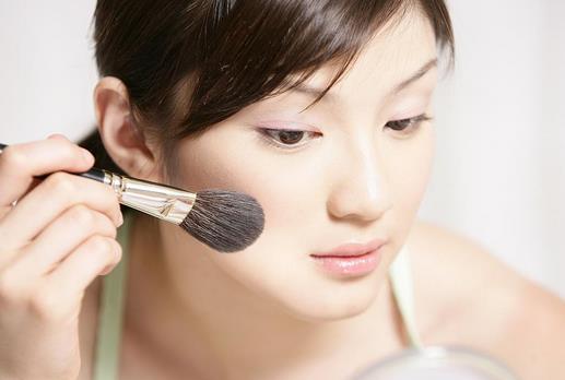 用腮红如何打造迷人红潮双颊