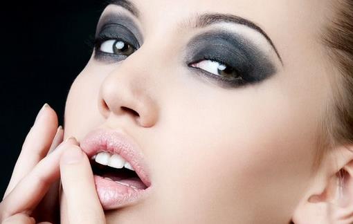 健康化妆:清洁腮红刷的正确步骤