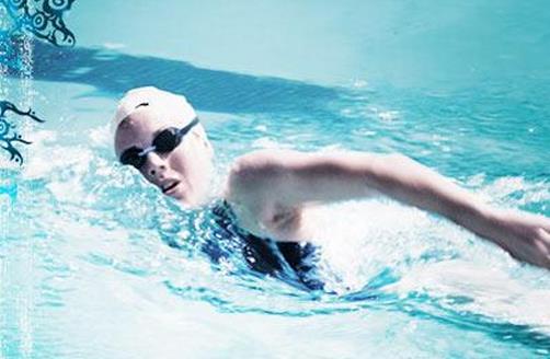 游泳减肥游出线条流畅的身材